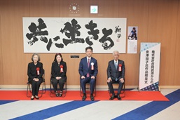 (株)合同資源からの金澤翔子氏作品贈呈式の画像