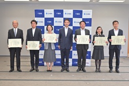 児童養護施設等退所者に対する奨学金制度への寄付に係る感謝状の贈呈の写真