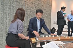 千葉県文化会館のリニューアルオープン記念事業の琴体験写真