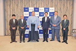 琴勝峰関表敬訪問の画像