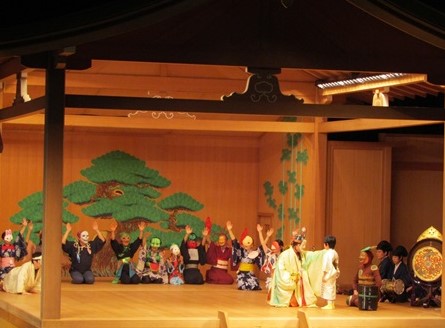 学生も交えた能舞台の様子