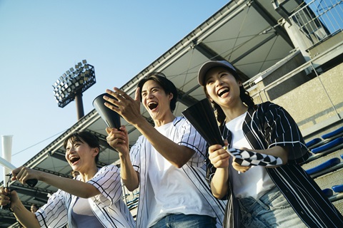 ちば部野球観戦イベントで若者が応援している様子のイメージ写真