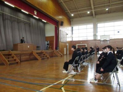 早野中学校祝辞の様子