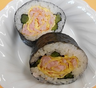 給食週間でクジラのオーロラソースなどと組み合わせて実施した「太巻き寿司」の画像