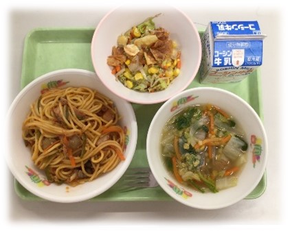 こぼれ梅濃厚ナポリタンと給食の写真