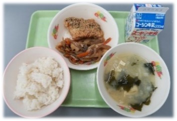 東小学校の給食の写真