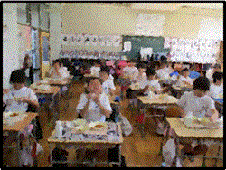 給食時間の学級の様子