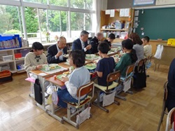 給食試食会の様子