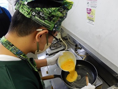 卵料理を作る生徒