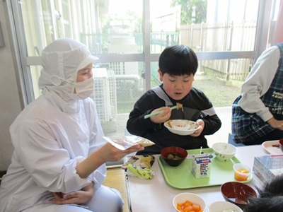 給食時間の巡回指導