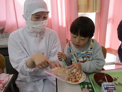 給食の巡回指導の様子