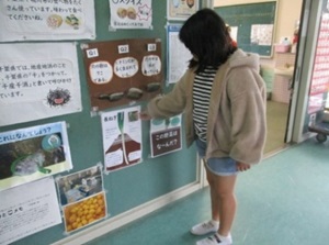 クイズを解く児童