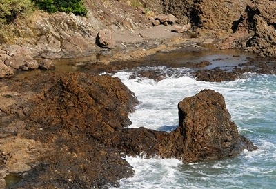 鴨川の枕状溶岩1