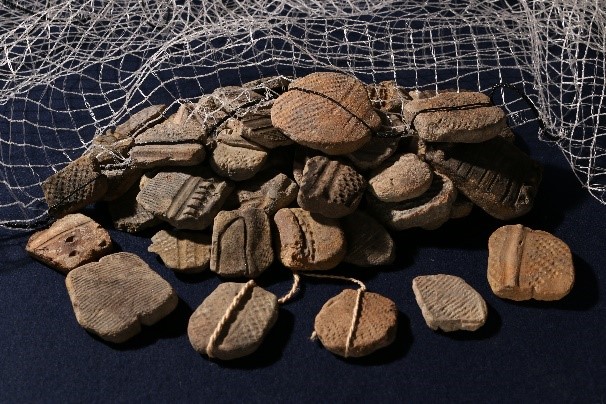 漁に使用された土器片錘の写真