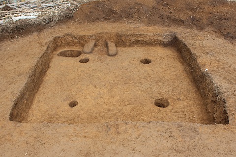 古墳時代のカマドのある竪穴住居跡の画像
