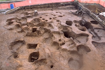 重複する土坑墓群
