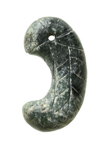 線刻の入った勾玉