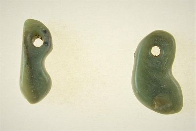 周溝(SS-008)から出土した石製勾玉の写真
