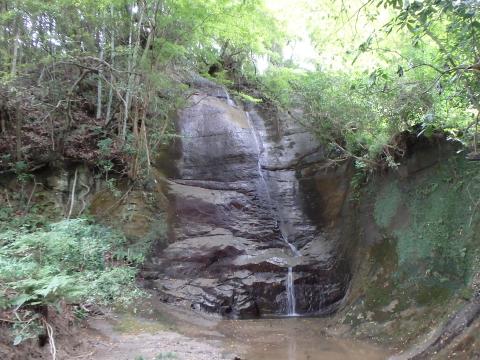 不動滝(滝の中腹に地磁気逆転境界がある) 不動滝(滝の中腹に地磁気逆転境界がある)