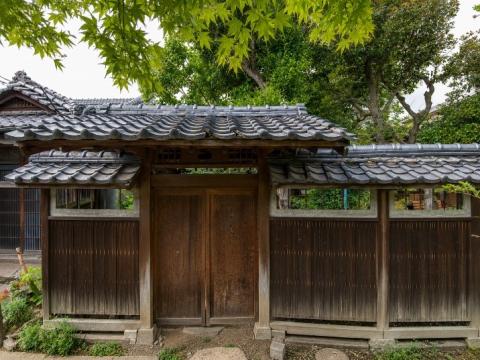 旧中村熊次郎商店中門及び塀