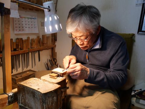 保持者による三味線駒製作の様子