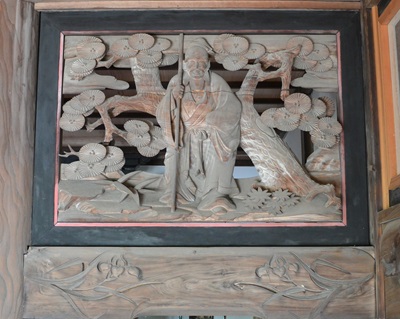 見性寺 欄間「人物像」の画像（起立している）