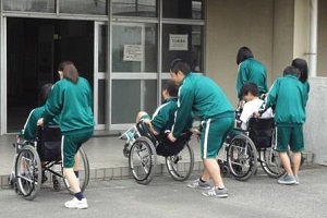 車いす体験授業の画像