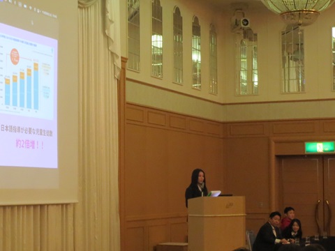 松戸国際高校の方が留学体験を話している画像