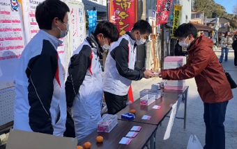 朝市での募金活動の写真