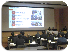 学校交流で学んだことを発表する様子の写真