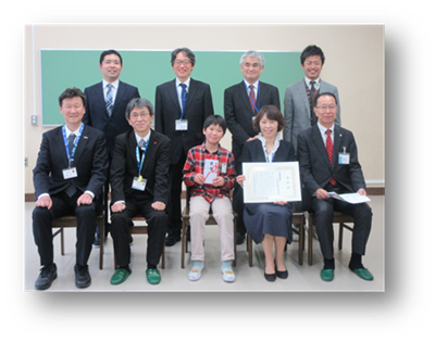 表彰状及び記念品授与式の様子の写真