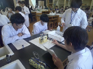 実験手順を説明する県柏正と実験に取り組む中学生の写真1