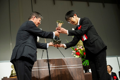 内閣総理大臣賞受賞の様子の写真