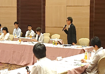 協議会に参加する岡本委員の写真