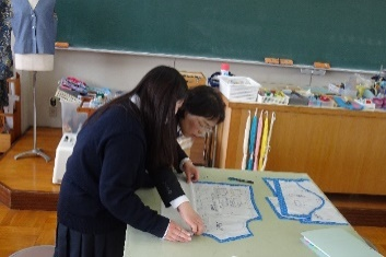 先生に教わっている様子の写真
