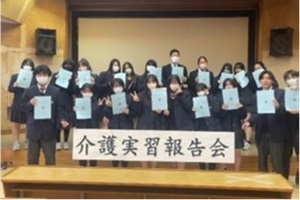 令和6年度に介護福祉士国家試験に合格した松戸向陽高校の生徒の集合写真