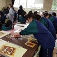 生徒たちが友禅染の作業をしている写真