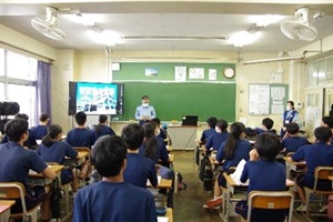 キャリア教育セミナーで生徒が講師の話を聞いている写真