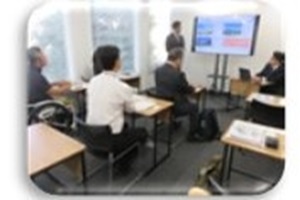 N高について説明を受ける教育委員3名の写真