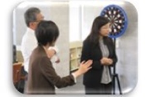 グループワークの説明を受ける永沢委員と芦澤委員の写真