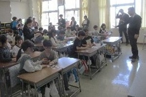 全教職員が参加した授業研究の写真