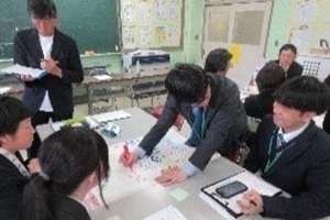 「ラウンドスタディ」で教員同士が話し合っている様子の写真