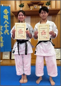 掛川雄大選手と多田菜々美選手が並んで賞状を手にしている様子の写真