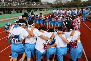 中高合同体育大会で生徒たちが円陣を組んでいる写真
