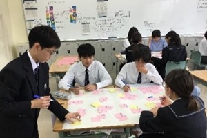 探究学習で生徒たちが話し合いをしている写真