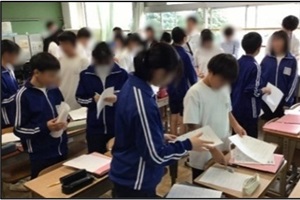 生徒たちが立って話し合いをしている写真