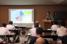 企業側の担当者が登壇している写真