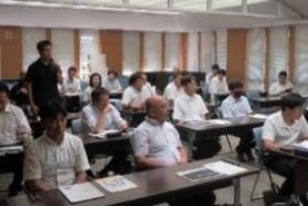 市原市立中学校21校の教務主任の先生方が企業担当者の説明を聞いている写真