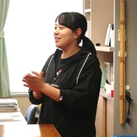 白井市立南山中学校、岸彩音教諭の写真