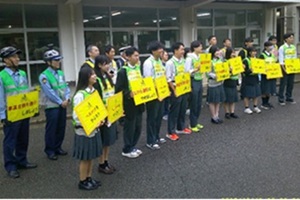 看板を持って立つ生徒たちの写真